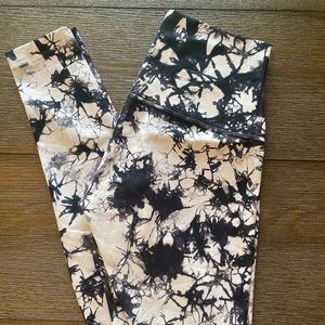 Black and white wunder under